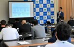 人口推移データの分析結果を踏まえ、今後の対策について考える議員ら＝２９日、若桜町若桜の町保健センター