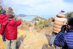 湖山池天空エリアのブランコ予定地から湖山池を展望する参加者