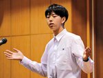 身ぶり手ぶりを交えてスピーチする高校生＝２４日、琴浦町徳万のまなびタウンとうはく