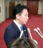 　記者団の取材に応じる小泉農相＝２２日午前、農水省