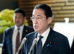 　北朝鮮のミサイル発射を受け、取材に応じる岸田首相＝３０日午前７時２３分、首相官邸