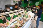 　店長以外のスタッフをスキマバイトで賄うサブウェイの新形態店舗＝１０日午後、横浜市中区