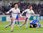 　町田―京都　試合終了間際、決勝ゴールを決め、駆け出す京都・福田（左）＝Ｇスタ