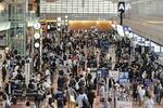 　ゴールデンウイークが始まり、旅行客らで混雑する羽田空港の国内線出発ロビー＝２７日午前