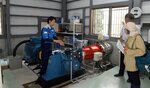 参加者に発電の仕組みを説明する担当者（左）