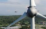 　風力発電設備を点検するドローン（日立パワーソリューションズ提供）