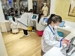 タブレット端末を使ってパッケージのデザインをする子どもたち