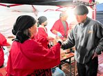 こだわりが詰まった牛骨ラーメンを受け取る来場者