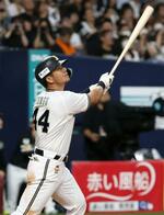 　９回オリックス無死満塁、頓宮がサヨナラの右犠飛を放つ＝京セラドーム