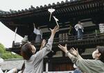 　奈良市の唐招提寺で行われた伝統行事「うちわまき」＝１９日午後