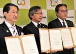 協定書に署名を交わした（左から）平井伸治知事、井上理事長、加藤副市長＝１９日、鳥取県庁