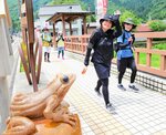 恋谷橋を歩く参加者ら＝４日、三朝町三朝
