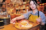 看板メニューのチーズが流れ出るシカゴピザ