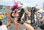 【ビバ！　サンバ！】 ステージを降りて来場者のそばで踊る踊り子。華やかな衣装と妖艶なダンスで会場を盛り上げた