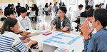 課題を出し合い意見を交わす参加者ら＝１２日、新温泉町の浜坂多目的集会施設