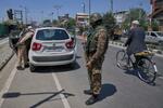 　４月３０日、カシミール地方のインド勢力下の都市スリナガルで車両を点検する警察官ら（ＡＰ＝共同）