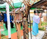 降雪を祈願する関係者＝６日、香美町村岡区大笹の龍宮神社