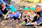 畑作りをする園児とふれあい事業のメンバーたち