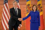 　モルドバのサンドゥ大統領（右）と握手するブリンケン米国務長官＝２９日、キシナウ（ロイター＝共同）
