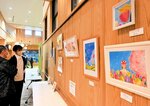 春をテーマに描いた作品が並ぶ会場