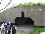 米子市史跡に指定された「１号飛行機用掩体」＝４月２２日、米子市大篠津町