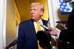 　フロリダ州へ向かう大統領専用機「エアフォースワン」の機内で取材対応するトランプ大統領＝１３日（ロイター＝共同）