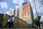 　「米国を倒せ」とのプロパガンダが書かれた建物＝１５日、テヘラン（共同）