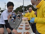  ランナーに軽食や飲料を振る舞うボランティアスタッフ＝１７日、鳥取市国府町宮下の宮下地区公民館 