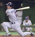 　２０００年７月の西武戦で本塁打を放つ小笠原道大さん。打率３割＋３０本塁打を初めて達成したシーズンだった＝西武ドーム