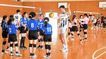 選手からスパイクのこつを教わる小学生ら