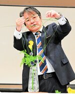 実演しながら生け方を解説する土屋さん＝１８日、鳥取市のとりぎん文化会館
