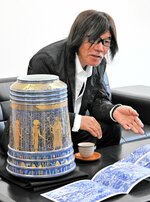 出展作「創世神話の神々壷」を前に創作への思いを語る葉山さん