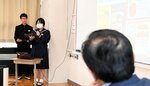 広田市長（手前）に活動成果を報告する生徒ら