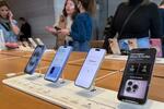 　米シカゴのアップルストアでｉＰｈｏｎｅ（アイフォーン）を求める買い物客＝４月（ゲッティ＝共同）