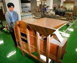 会場に並んだ「唐箕」（手前）など貴重な農具類の数々