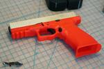 　３Ｄプリンターで製造した骨格から完成した拳銃＝米テキサス州サンアントニオ（共同）