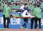 　１１日の巨人戦で一塁に駆け込んだ際に転倒し、担架で運ばれるヤクルト・塩見＝神宮