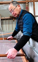 無形文化財「手すき和紙」保持者に答申された長谷川氏＝鳥取市青谷町山根