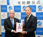 角田社長（左）から目録を受け取る山口校長