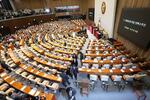 　韓国の尹錫悦大統領に対する弾劾訴追案の採決に先立ち、国会の本会議場を出る与党「国民の力」議員ら＝７日、ソウル（聯合＝共同）