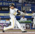 　１０回ソフトバンク無死、野村が左越えに決勝ソロを放つ＝ＺＯＺＯマリン