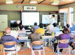 古新聞を使ったエコバッグ作りに挑戦する参加者