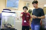　「やながわ有明海水族館」で案内する新館長の岩崎優介さん＝２０２５年５月、福岡県柳川市