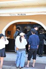 大型連休後半に入り、にぎわう鳥取市の鳥取砂丘＝３日午前