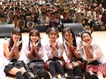 ファンと一緒に「ＳＥＡ　ＢＬＯＯＭポーズ」で記念撮影をするメンバー＝３１日、鳥取市のとりぎん文化会館