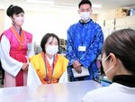 万葉衣装を身にまとって来庁者対応に当たる鳥取市職員