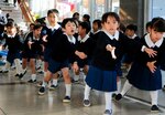 ソーラン節で県職員を応援する園児ら＝２１日、鳥取県庁