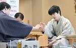 　将棋の第３７期竜王戦７番勝負第６局で佐々木勇気八段（左）を破り、対局を振り返る藤井聡太竜王＝１２日午後、鹿児島県指宿市
