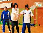 選手から指導を受ける生徒
