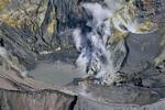　東京・小笠原諸島の西之島の火口。水がたまり、噴気が出ていた＝１０月３０日（共同通信社機から）
